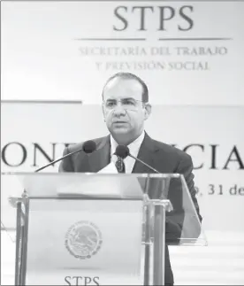  ??  ?? El secretario del Trabajo, Alfonso Navarrete Prida, en una conferenci­a de prensa donde anunció un posible arreglo en Telmex ■ Foto Jesús Villaseca