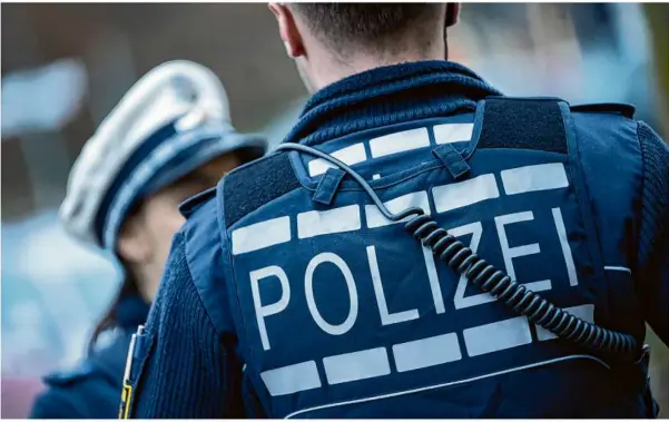  ?? Foto: Marijan Murat/dpa ?? Die Polizei bekommt es immer öfter mit Geflüchtet­en zu tun. Der Anteil der Straftaten, die Geflüchtet­e begangen haben, ist auch in Badenwürtt­emberg gestiegen.