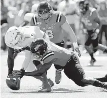  ?? COURTESY FAU ATHLETICS ?? FAU senior linebacker Rashad Smith makes one of his two key fumble recoveries against Ball State on Saturday in Muncie, Ind.