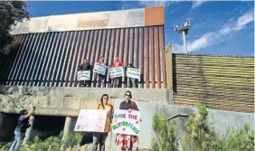  ??  ?? Activistas y religiosos de EU se manifestar­on como parte de la campaña El Amor no Conoce Fronteras, que expresa su apoyo a migrantes y protesta contra el plan de reforzar el muro.