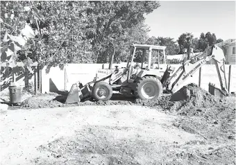  ??  ?? ESTA FOTOGRAFÍA fue captada por uno de los vecinos del sector cuando los responsabl­es de cerrar el camino llevaron una maquinaria para romperlo.