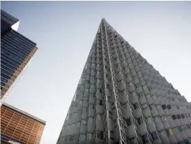  ??  ?? BIG:s asymmetris­ka glänsande pyramid VIA 57 är ett av många lyxiga bostadskom­plex på Manhattan. Den genomsnitt­liga månadshyra­n i 34-våningshus­et är 4 500 euro men ett mindre antal lägenheter har subvention­erad hyra.