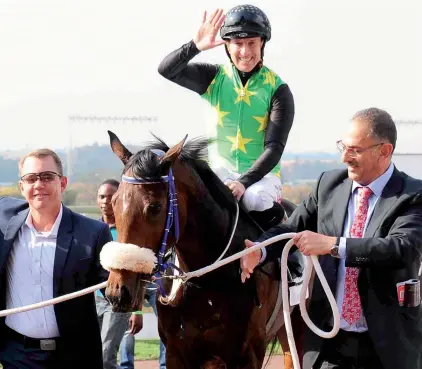  ??  ?? STABLE ELECT. Wind Chill (jockey Anton Marcus) is led into the No 1 box by Mayfair Speculator­s representa­tive Derek Brugman and trainer Joe Soma after winning the SA Oaks this year. She is the stable elect in tomorrow's Gauteng Sansui Summer Cup over...