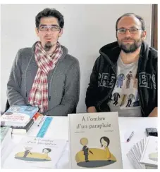  ??  ?? Ludovic Lecomte et Xavier Daligault dédicacero­nt leur album à la Maison de la Presse.