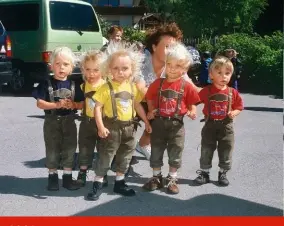  ??  ?? 2001 Überall, wo die Fünflinge gemeinsam auftauchen, sind sie eine kleine Attraktion. In gleichen Lederhosen natürlich erst recht