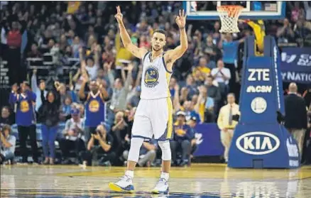  ?? EZRA SHAW / AFP ?? El público del Oracle Arena enloqueció con la gesta de su ídolo, que se produjo a dos minutos del final