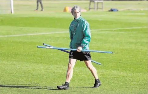  ?? VALERIO MERINO ?? El entrenador del Córdoba, Pablo Alfaro, porta unas picas en un entrenamie­nto