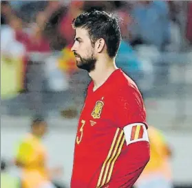  ?? F.: JA SIRVENT ?? ‘Capitán’ Piqué Gerard sigue con la selección española, que capitaneó ante Colombia