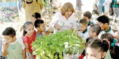  ??  ?? Concientiz­ación. En los festejos del Día Mundial del Medio Ambiente participar­on alumnos de Primaria y Secundaria de la localidad.