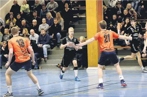  ?? FOTO: PÅL LUNDSHOLT ?? SKUFFET: Henrik Moen og Uraedd skuffet hjemme mot Viking. Gjestene vant til slutt med sju (27-34).