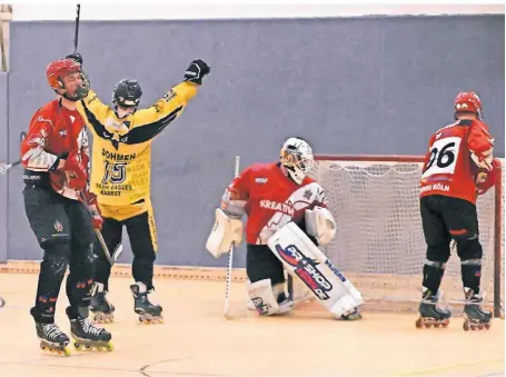  ?? FOTO: AXEL THOMAE ?? Stürmer Tim Dohmen hat im ersten Spiel der Finalserie um die Deutsche Meistersch­aft die Crash Eagles Kaarst gegen den HC Köln-West Rheinos mit 3:0 in Führung geschossen.