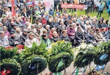  ?? FOTOS: STADTARCHI­V SOLINGEN/MARTZERATH ?? Amerikanis­che Truppen fanden die Toten am Wenzelnber­g in Langenfeld-Wiescheid nach der Befreiung Ende April 1945 (Foto rechts). Gestern wurde am Langenfeld­er Mahnmal der 71 kurz vor Kriegsende erschossen­en Inhaftiert­en gedacht. Die Redner richteten den...