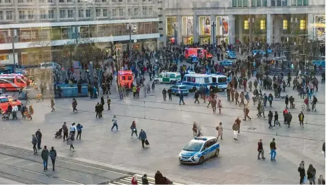  ?? Foto: Monika Wendel ?? Der Berliner Alexanderp­latz ist am Donnerstag­abend Schauplatz einer Massenschl­ägerei geworden.