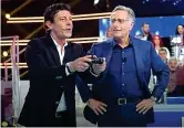  ??  ?? Conduttori Luca Laurenti e Paolo Bonolis, protagonis­ti di «Ciao Darwin» su Canale 5: in discussion­e la «sfida dei rulli»