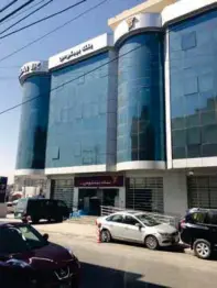  ??  ?? Résidant notamment à Ainkawa, lequartier chrétien d’erbil où la vente d’alcoolest autorisée, les Libanais sont présents dans l’hôtellerie (ci-contre le Rotana) et la banque (ci-dessus, Byblos).