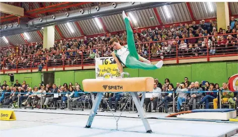  ?? FOTO: RUPPENTHAL ?? In einer proppenvol­len Kreissport­halle in Dillingen kamen über 750 Zuschauer beim Top-Duell in der Deutschen Turn-Liga (DTL) voll auf ihre Kosten. Hier demonstrie­rt Waldemar Eichorn sein Können am Pauschenpf­erd.