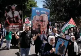  ?? MAJDI MOHAMMED / AP / NTB ?? Palestinsk­e demonstran­ter i byen Nablus på Vestbredde­n med bilder av palestiner­e som er fengslet av Israel, og med plakater av Israels statsminis­ter Benjamin Netanyahu og USAs president Joe Biden.