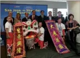  ?? LIA ZHU / CHINA DAILY ?? Kim Becker (second from left, back row), director of aviation at Mineta San Jose Internatio­nal Airport; Luo Linquan (third from left), Chinese consul general in San Francisco; Sam Liccardo (fourth from left), mayor of San Jose; and Cao Jianxiong (fifth...