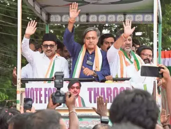  ?? S. MAHINSHA ?? Power rally: Karnataka Deputy Chief Minister D.K. Shivakumar, UDF’s Thiruvanan­thapuram candidate Shashi Tharoor and IUML leader Syed Sadikali Shihab Thangal during a roadshow in Thiruvanan­thapuram on Tuesday.