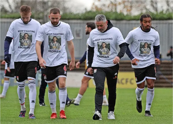  ?? ?? Manager Jerry Gill and his players show their support for Alex Fletcher