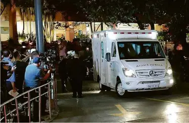  ?? Nelson Almeida/AFP ?? Ambulância com o presidente Jair Bolsonaro chega ao hospital Vila Nova Star, em São Paulo