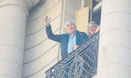  ?? DIEGO WALDMANN ?? Desde el balcón. Hugo Moyano se muestra ante sus seguidores desde la sede de Trabajo antes de bajar a encabezar la protesta.