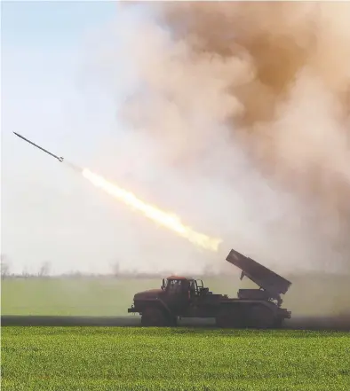  ?? SERHII NUZHNENKO/THE ASSOCIATED PRESS ?? Ukrainian servicemen fire a rocket in Luhansk Region on Tuesday. More heavy weaponry is on its way to Ukraine.