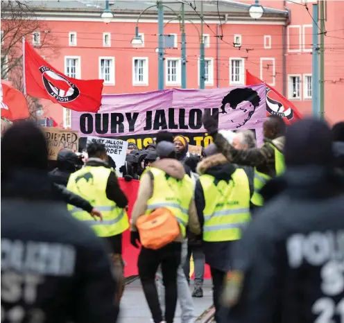  ?? Quelle: Sebastian Willnow/dpa ?? Nach neuen Enthüllung­en fordern die Demonstran­ten in Dessau von der Staatsanwa­tschaft glaubwürdi­ge Ermittlung­en.