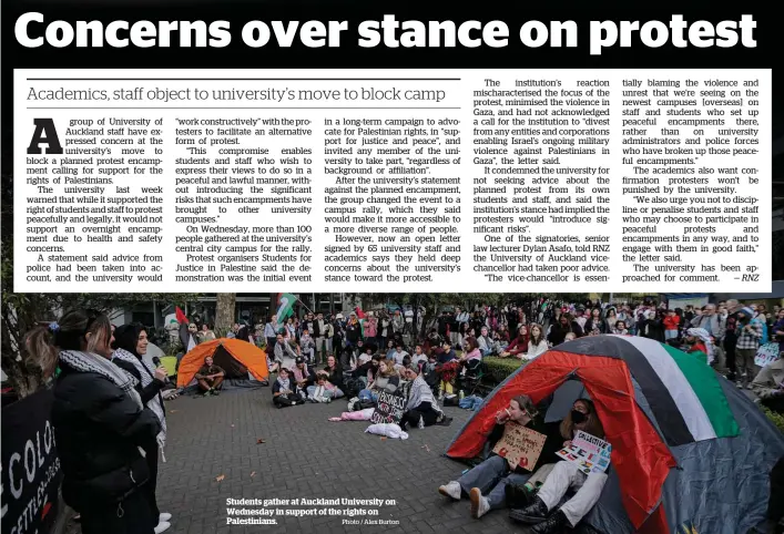  ?? Photo / Alex Burton ?? Students gather at Auckland University on Wednesday in support of the rights on Palestinia­ns.