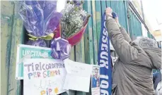  ?? FOTOS: AFP, DPA ?? Ein Fan gedenkt des verstorben­en Astori am Florenzer Stadion.