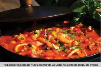  ??  ?? Tradiciona­l feijoada de frutos do mar do Zé Maria fez parte do menu do evento