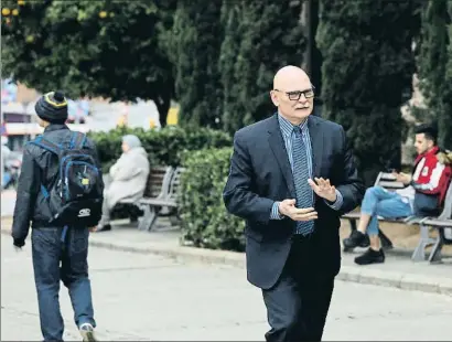  ?? ANA JIMÉNEZ ?? John Hoffman, junto a la sede de Fira de Barcelona la tarde en que se tomó la decisión de cancelar