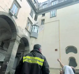  ??  ?? Sopralluog­o I vigili del fuoco durante la loro ispezione in ospedale Al lato, uno degli ambienti della Farmacia-museo degli Incurabili