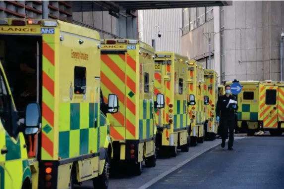  ?? (Getty) ?? Ambulances queue outside the Royal London Hospital