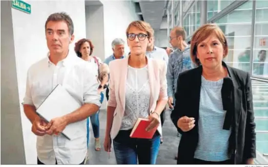  ?? VILLAR LÓPEZ / EFE ?? María Chivite, en el centro, junto a la miembro de Geroa Bai Utxue Barcos y el secretario general de Podemos Navarra, Eduardo Santos, el viernes.