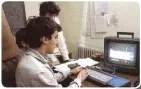  ??  ?? » El equipo de Made in Spain, fundadores de Zigurat, testeando uno de sus juegos en un Amstrad CPC 6128.