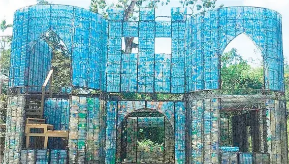  ??  ?? Plastic Bottle Village es el hogar de técnicas revolucion­arias en eco-construcci­ón. Utiliza botellas de plástico recicladas como su aislamient­o principal en el interior de sus paredes de concreto.