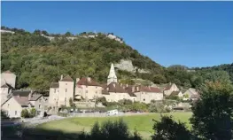  ??  ?? En bout de vallée, lovées dans une nature généreuse, Baume-les-Messieurs et son abbaye distillent une incroyable élégance.
