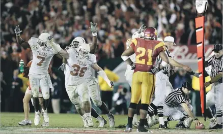  ?? Donald Miralle Getty Images ?? USC RUNNING BACK LenDale White (21) rushed for 124 yards and three touchdowns in the 2006 Rose Bowl against Texas. But it was the one yard he didn’t get on a late fourth-and-two play that left the Longhorns defenders in a celebrator­y mood.