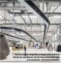  ??  ?? Las prendas colgadas preparadas para el envío se conducen de forma automatiza­da a la estación correspond­iente.