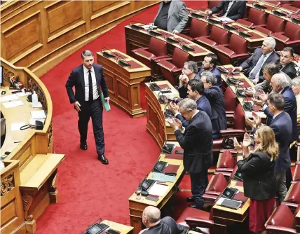  ?? ?? Ο Νίκος Ανδρουλάκη­ς, χειροκροτο­ύμενος από τους βουλευτές του ΠΑΣΟΚ, επιστρέφει στα έδρανα του κόμματός του μετά την κατάθεση της πρότασης μομφής, την οποία υπέγραψαν και οι βουλευτές των κοινοβουλε­υτικών ομάδων του ΣΥΡΙΖΑ, της Νέας Αριστεράς και της Πλεύσης Ελευθερίας.