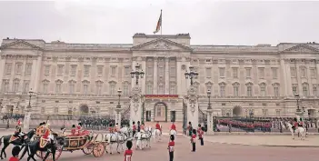  ?? FOTO: DPA ?? Elizabeth II. lebt etwa ein Drittel des Jahres in dem Londoner Palast. Dort empfängt sie ausländisc­he Staatsgäst­e, ehrt Künstler oder bittet zu Gartenpart­ys.