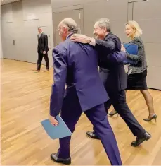  ?? EPA ?? Verso una nuova fase. Mario Draghi insieme al nuovo vicepresid­ente della Banca centrale europea, Luis De Guindos nella sede dell’istituto a Francofort­e