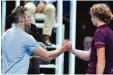  ?? Foto: Glyn Kirk, afp ?? Jack Sock (links) verabschie­det Alexan  der Zverev beim Londoner ATP Tur  nier.