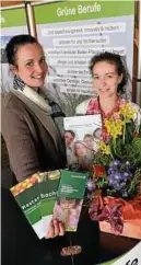  ??  ?? Isabel Kollin und Denise Baumgarten vom Landwirtsc­haftsamt Zeulenroda warben für „Grüne Berufe“.