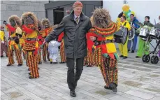  ?? FOTO: RIM ?? Elegant wie einst Fred Astaire: Thomas Saur. Der Wörter Bürgermeis­ter nahm seine Amtsentheb­ung am Donnerstag erstaunlic­h gelassen und schwang danach gemeinsam mit den Schellenbo­genschnitz­lern noch eifrig das Tanzbein.