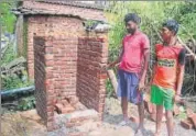  ?? CHANDAN PAU/HT ?? Rajesh Mahto shows his underconst­ruction toilet at Bhuli area in Dhanbad.