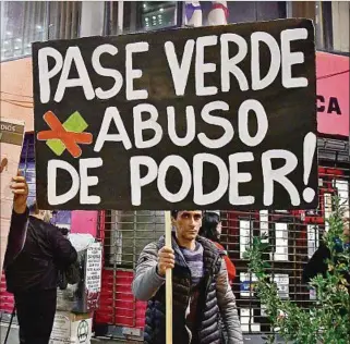  ??  ?? BAJO PROTESTA. No se quieren vacunar y presentaro­n denuncias contra sus empresas en el MTSS.