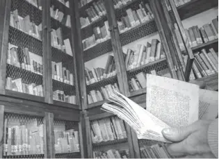  ??  ?? La biblioteca de Ezequiel Martínez Estrada, en la esquina de Salta y Avenida Alem.