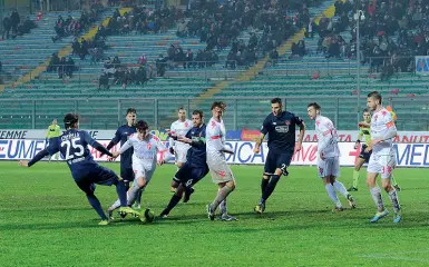  ?? (Bergamasch­i) ?? All’Euganeo Tre fasi del match tra la capolista Padova e Teramo, con i biancoscud­ati ko 2-0